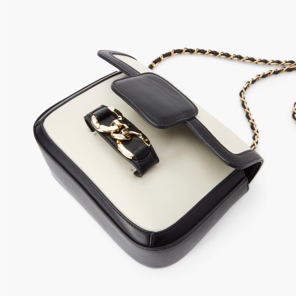 New! Cute Paneled Crossbody Purse With Chain Trim - Picture 4 of 6